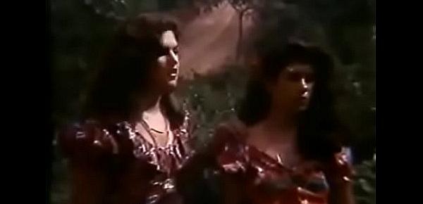  Hermanas gitanas son atacadas por bandidos en la película "Condenada por un desejo" de Tony Vieyra.